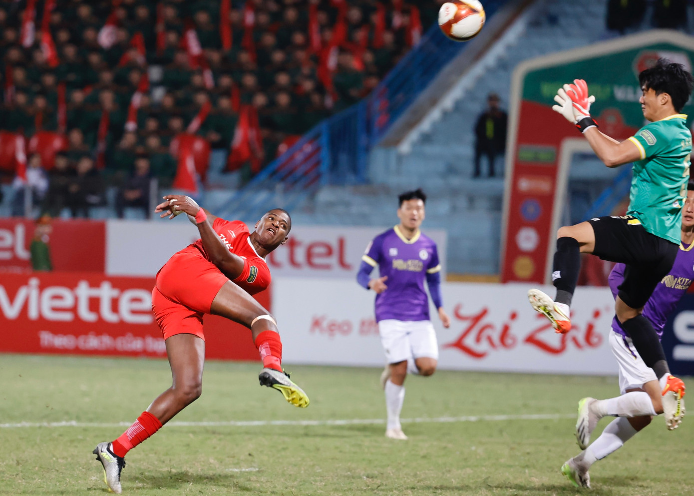 Văn Hoàng băng ra chính xác cũng khiến Bruno Cunha lúng túng. Ảnh: Như Ý Văn Hoàng băng ra chính xác cũng khiến Bruno Cunha lúng túng. Ảnh: Như Ý