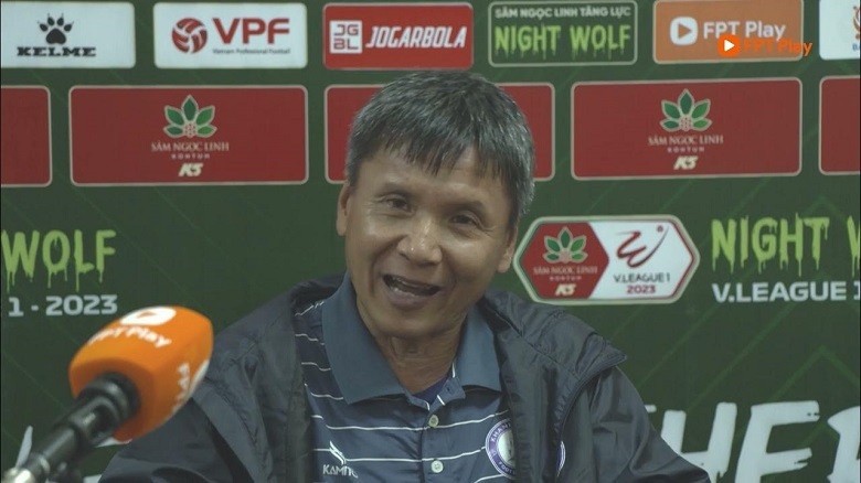 HLV Võ Đình Tân bức xúc với trọng tài Hồng Vũ HLV Võ Đình Tân bức xúc với trọng tài Hồng Vũ