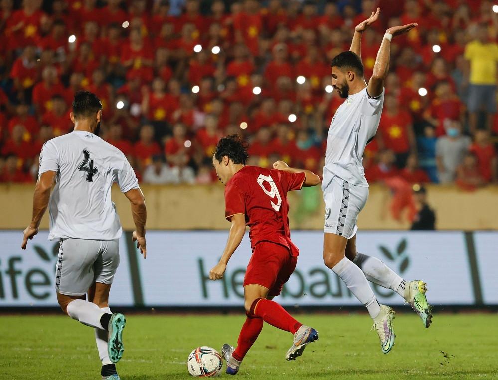 Văn Toàn ghi dấu ấn ngay sau khi vào sân. Ảnh: Như Ý