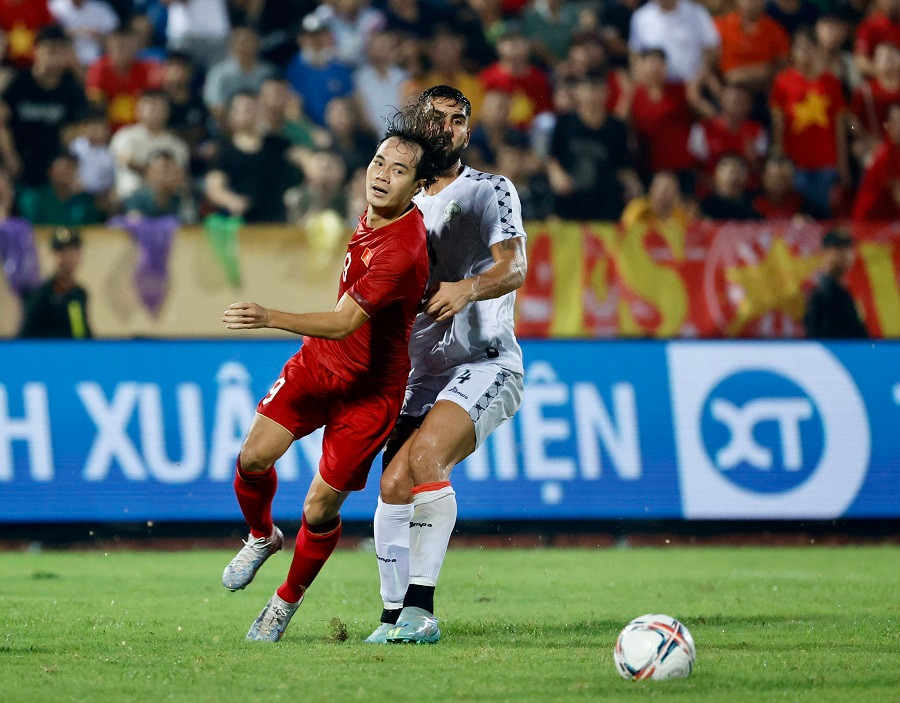 Văn Toàn nỗ lực kiến tạo cho Tuấn Hải ghi bàn. Ảnh: Như Ý