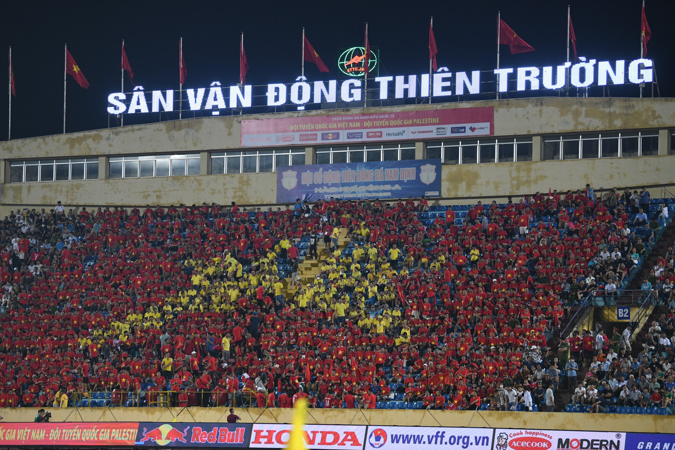 Một góc đỏ rực ở sân Thiên Trường. Ảnh: Như Ý