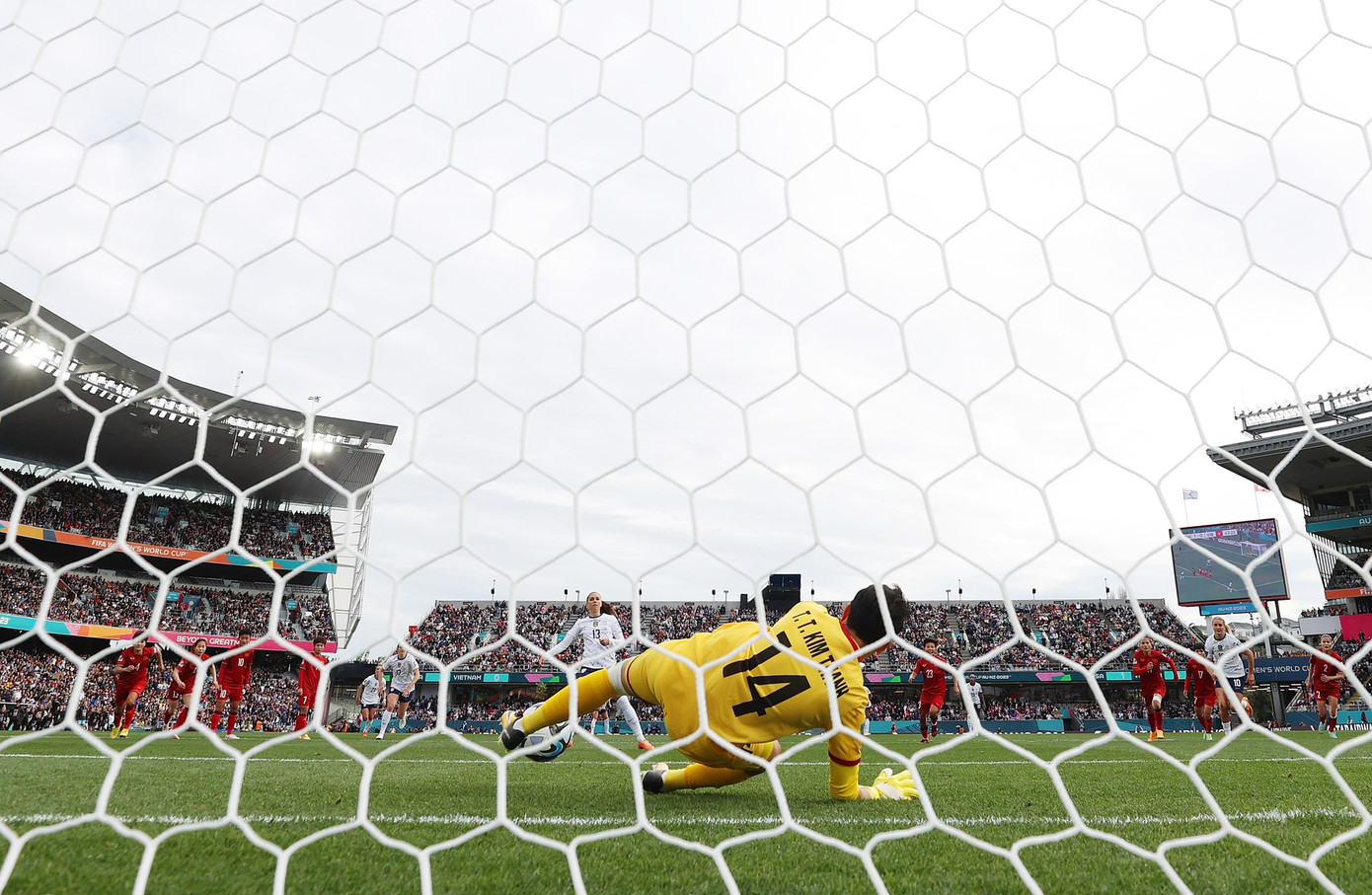 Các khán đài Eden Park gần như chật kín, trong khi NHM tại Mỹ đổ dồn vào trận gặp Việt Nam Các khán đài Eden Park gần như chật kín, trong khi NHM tại Mỹ đổ dồn vào trận gặp Việt Nam