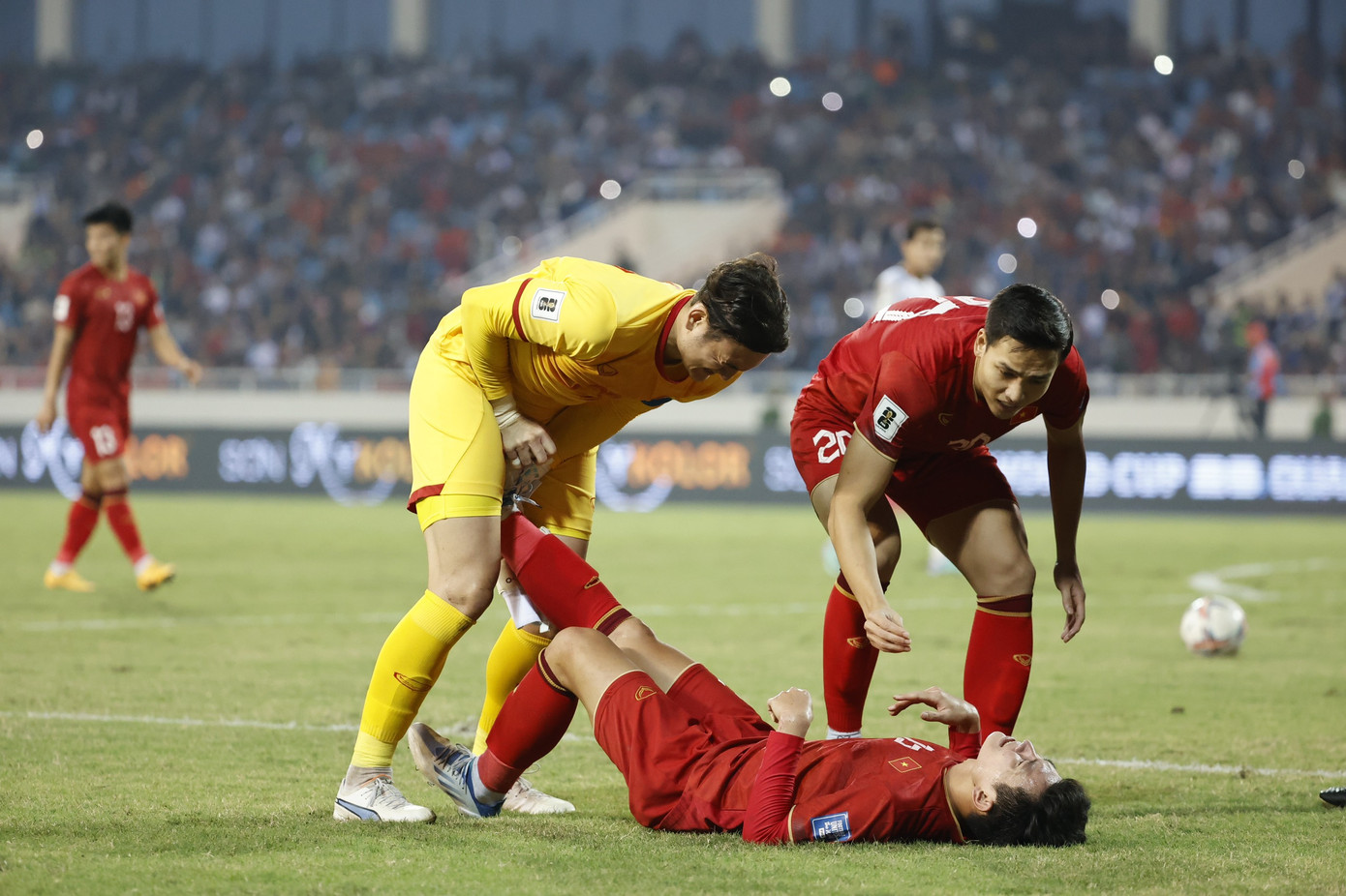 Văn Lâm giúp Tuấn Tài hết chuột rút. Ảnh: Như Ý