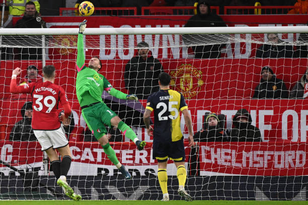 Hàng thủ ngủ mơ, MU nhận trái đắng ngay tại Old Trafford ảnh 14