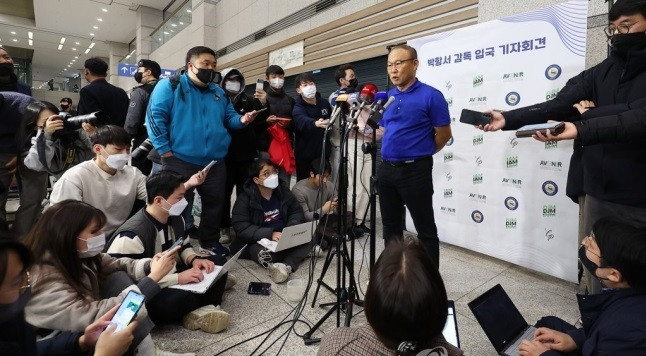 HLV Park Hang-seo trả lời phóng viên Hàn Quốc tại sân bay. Ảnh: Yonhap HLV Park Hang-seo trả lời phóng viên Hàn Quốc tại sân bay. Ảnh: Yonhap