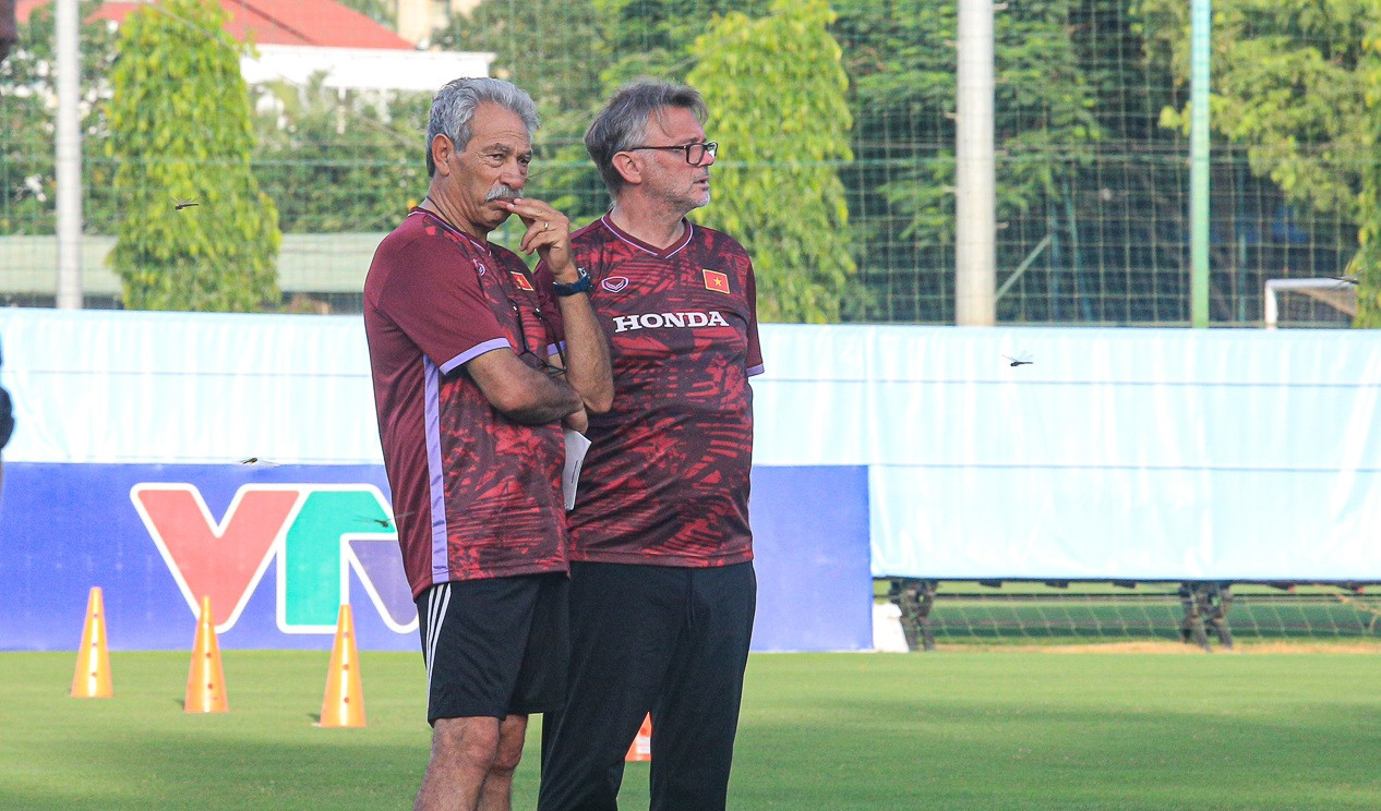 HLV Troussier và trợ lý Hatem Souissi. Ảnh: VFF HLV Troussier và trợ lý Hatem Souissi. Ảnh: VFF