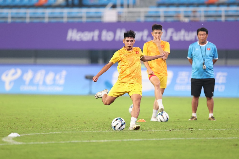 Đinh Xuân Tiến và các đồng đội tập sút trước trận đấu. Ảnh: Nhật Nhật Đinh Xuân Tiến và các đồng đội tập sút trước trận đấu. Ảnh: Nhật Nhật