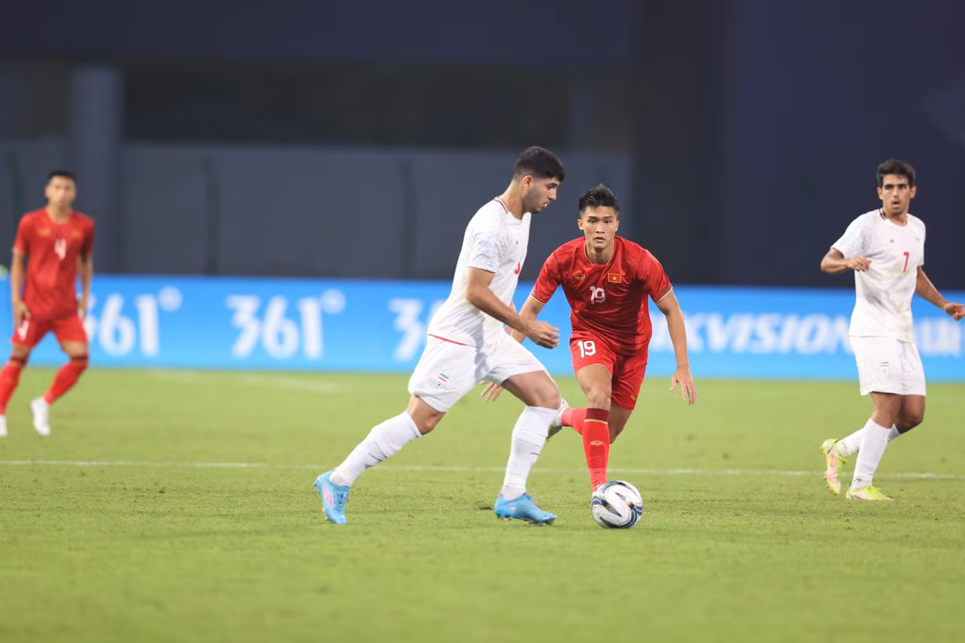 Olympic Việt Nam chưa thể cầm bóng. Ảnh: Nhật Nhật Olympic Việt Nam chưa thể cầm bóng. Ảnh: Nhật Nhật