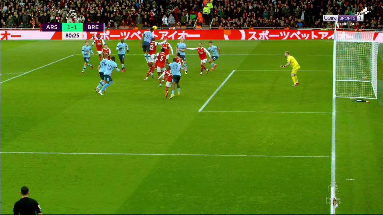 Tình huống cầu thủ Brentford đã việt vị trước khi kiến tạo cho Toney ghi bàn Tình huống cầu thủ Brentford đã việt vị trước khi kiến tạo cho Toney ghi bàn