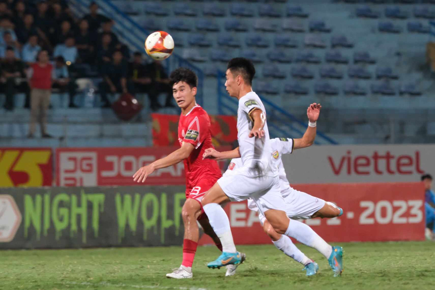 Mạnh Dũng càn lướt qua hậu vệ Hà Tĩnh. Ảnh: Mạnh Thắng Mạnh Dũng càn lướt qua hậu vệ Hà Tĩnh. Ảnh: Mạnh Thắng