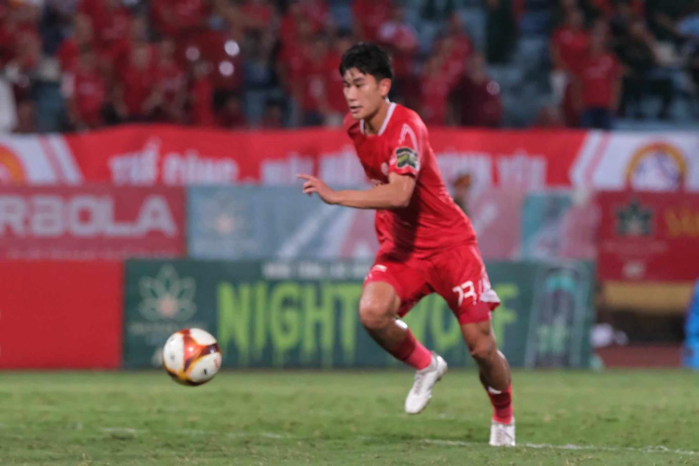 Nhưng anh không thể ghi bàn. Ảnh: Mạnh Thắng Nhưng anh không thể ghi bàn. Ảnh: Mạnh Thắng