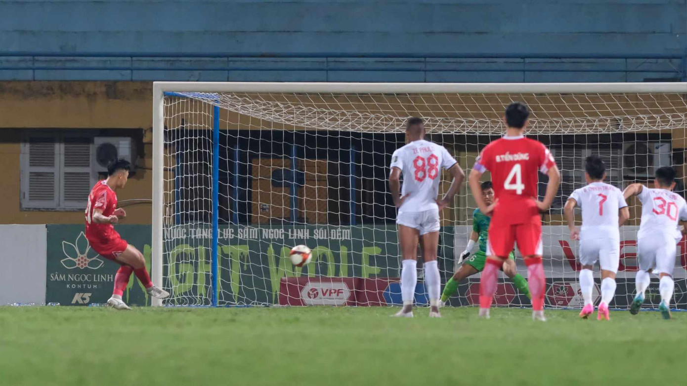 Đức Chiến ghi bàn thứ 6 ở V-League 2023. Ảnh: Mạnh Thắng Đức Chiến ghi bàn thứ 6 ở V-League 2023. Ảnh: Mạnh Thắng