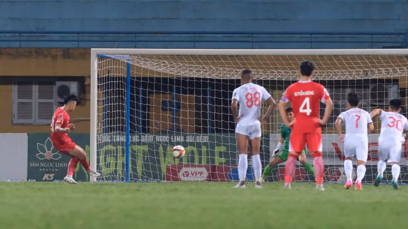 Đức Chiến ghi bàn thứ 6 ở V-League 2023. Ảnh: Mạnh Thắng Đức Chiến ghi bàn thứ 6 ở V-League 2023. Ảnh: Mạnh Thắng