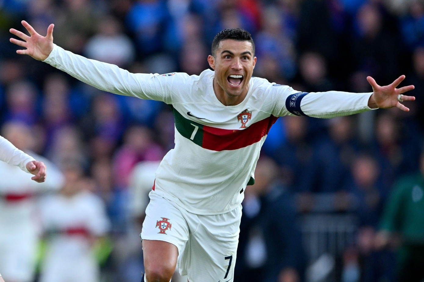 Ronaldo ăn mừng bàn thắng muộn giúp Bồ Đào Nha chiến thắng