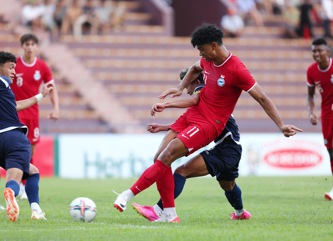 U23 Singapore (áo đỏ) trả giá đắt vì phung phí cơ hội. Ảnh: Như Ý