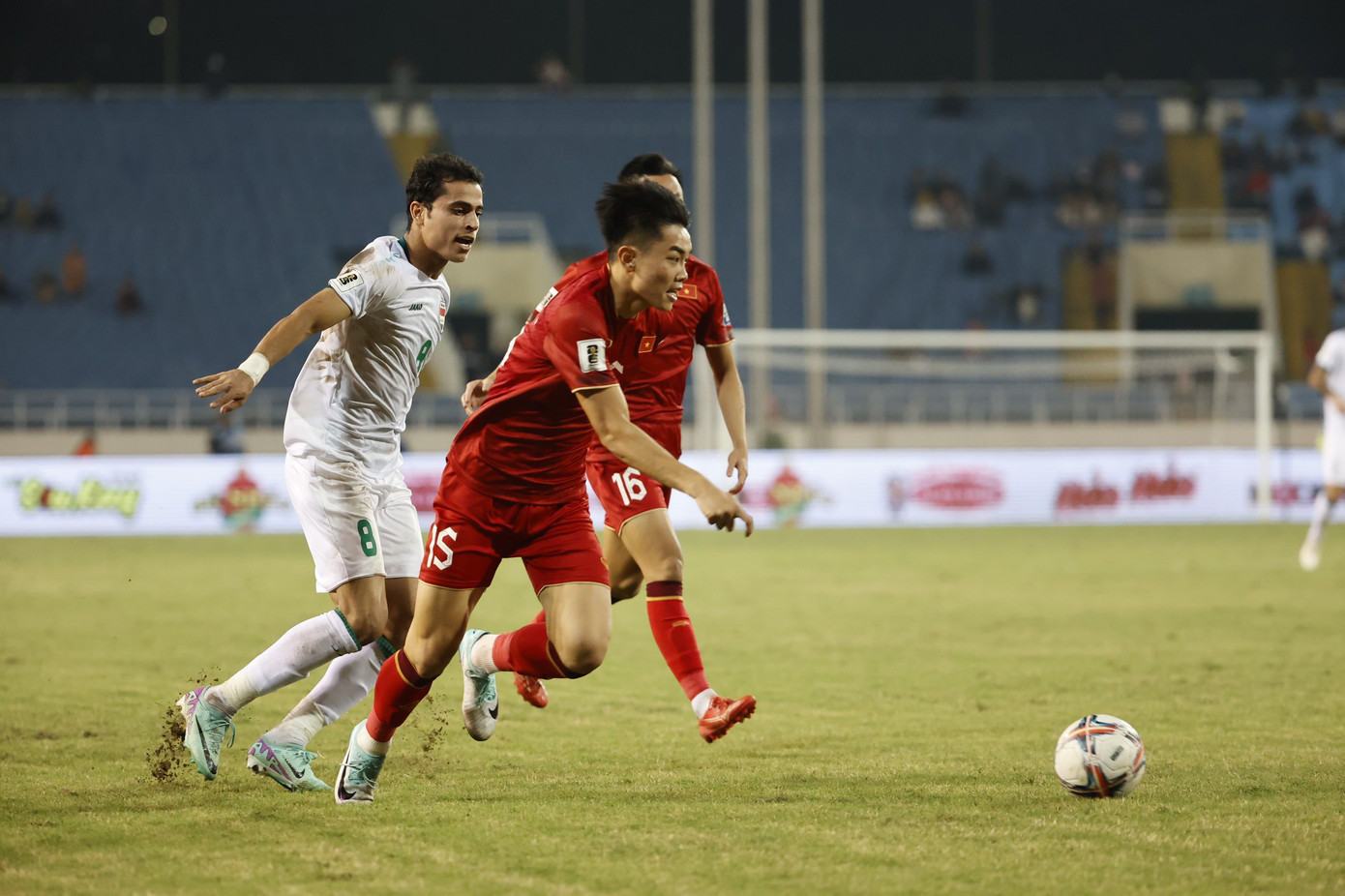 Đình Bắc tạo dấu ấn ngay sau khi vào sân. Ảnh: Như Ý