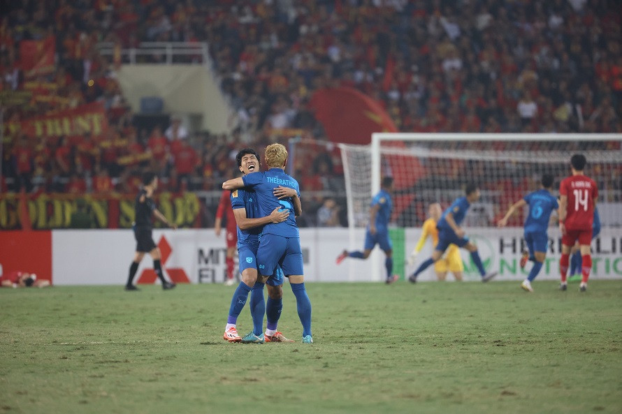Theerathon ăn mừng cùng đồng đội sau khi kiến tạo thành bàn. Ảnh: Như Ý Theerathon ăn mừng cùng đồng đội sau khi kiến tạo thành bàn. Ảnh: Như Ý