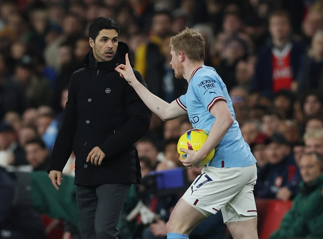 De Bruyne vô lễ với HLV Mikel Arteta De Bruyne vô lễ với HLV Mikel Arteta