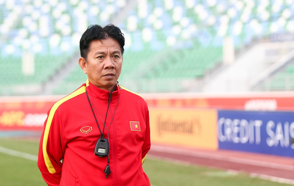 HLV Hoàng Anh Tuấn yêu cầu các học trò kiểm soát cảm xúc và tập trung thi đấu HLV Hoàng Anh Tuấn yêu cầu các học trò kiểm soát cảm xúc và tập trung thi đấu