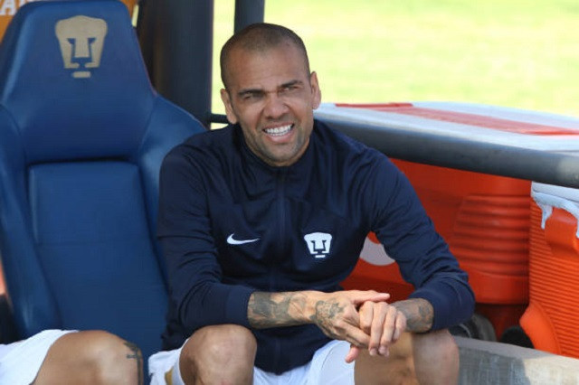 Alves dính bê bối lớn nhất sự nghiệp. Alves dính bê bối lớn nhất sự nghiệp.