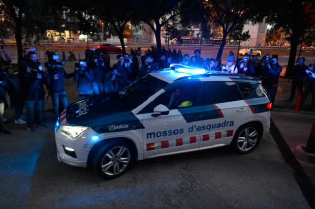 Alves bị cảnh sát Barcelona bắt giữ vào ngày 20/1 vừa qua. Alves bị cảnh sát Barcelona bắt giữ vào ngày 20/1 vừa qua.