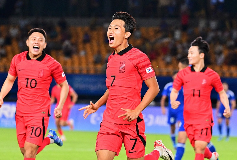 Jeong Woo-yeong (số 7) lập hat-trick đầu tiên tại Asiad 19 Jeong Woo-yeong (số 7) lập hat-trick đầu tiên tại Asiad 19