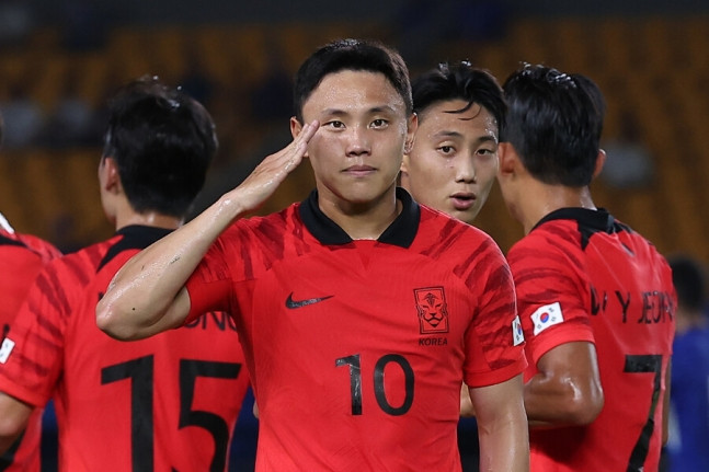 Cho Young-wook ăn mừng bàn thắng Cho Young-wook ăn mừng bàn thắng