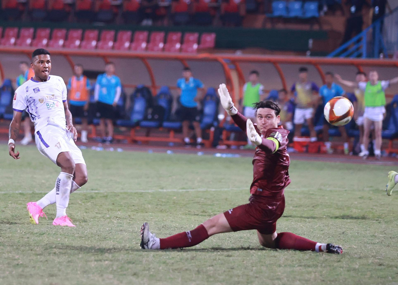 Caion lạnh lùng đánh bại Văn Lâm. Ảnh: Như Ý Caion lạnh lùng đánh bại Văn Lâm. Ảnh: Như Ý