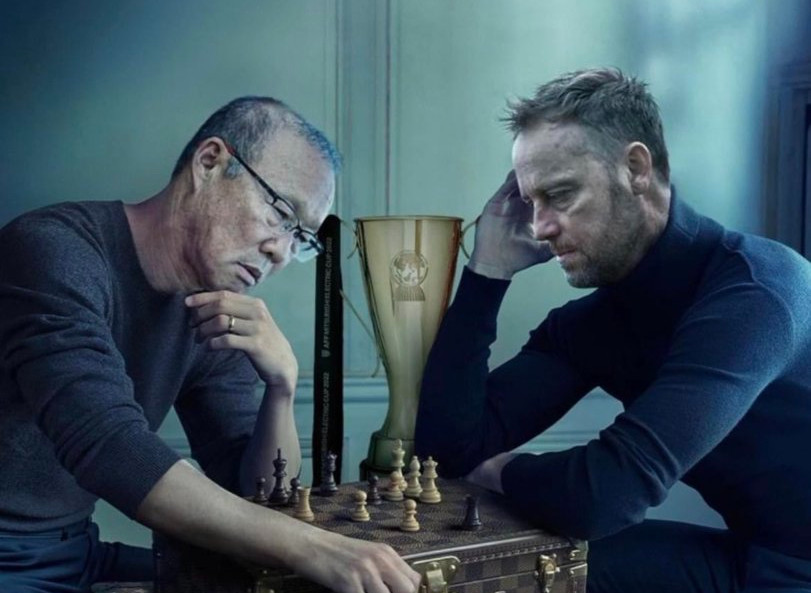 HLV Polking đăng ảnh đánh cờ với HLV Park Hang-seo, chỉnh sửa từ bức ảnh giữa Ronaldo và Messi. HLV Polking đăng ảnh đánh cờ với HLV Park Hang-seo, chỉnh sửa từ bức ảnh giữa Ronaldo và Messi.