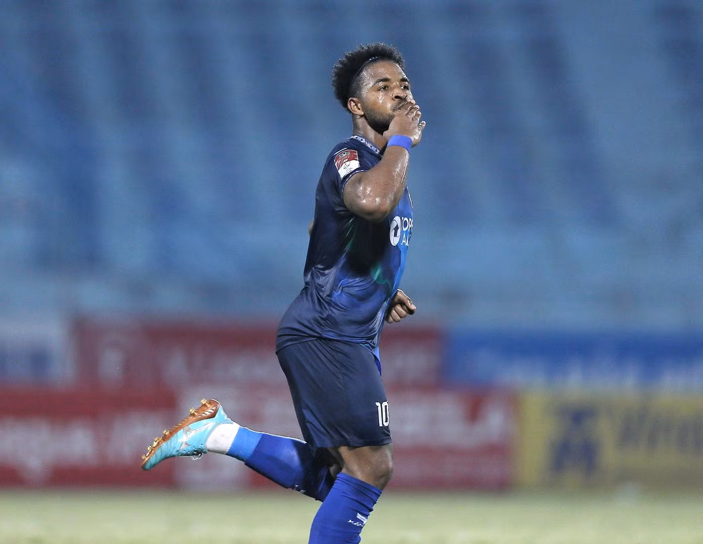 Rafaelson tiếp tục dẫn đầu danh sách vua phá lưới V-League 2023. Ảnh: Như Ý