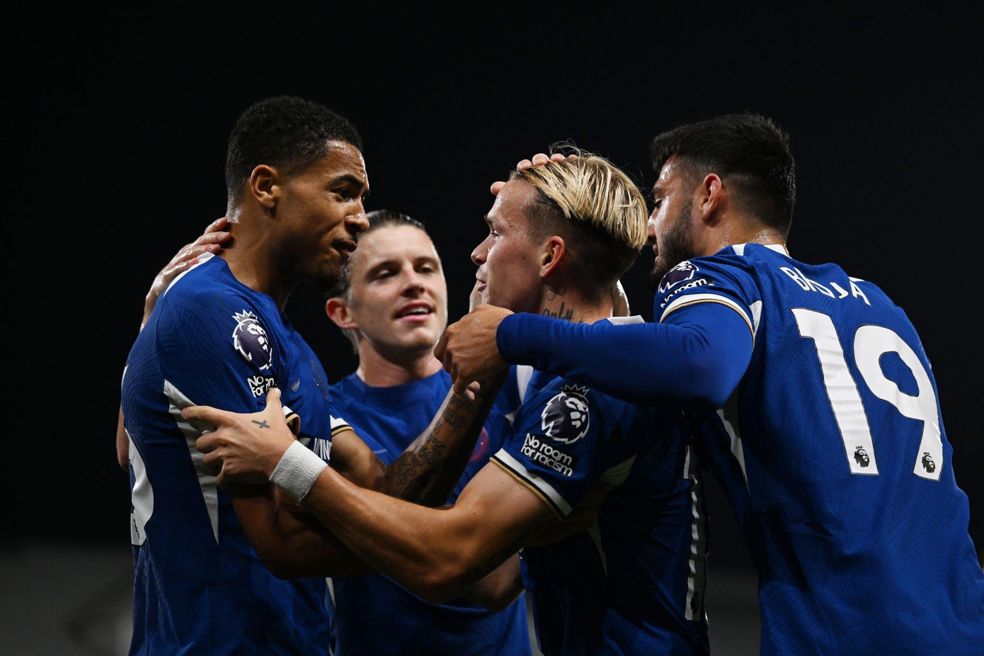 Các đồng đội chia vui với Mudryk Các đồng đội chia vui với Mudryk