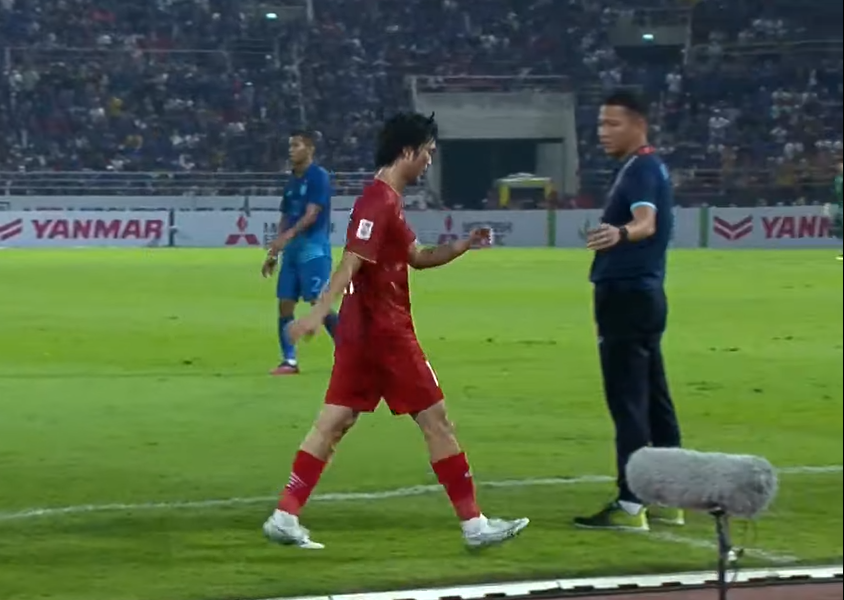 Tuấn Anh phớt lờ dù Anh Đức chờ sẵn để động viên anh. Tuấn Anh phớt lờ dù Anh Đức chờ sẵn để động viên anh.