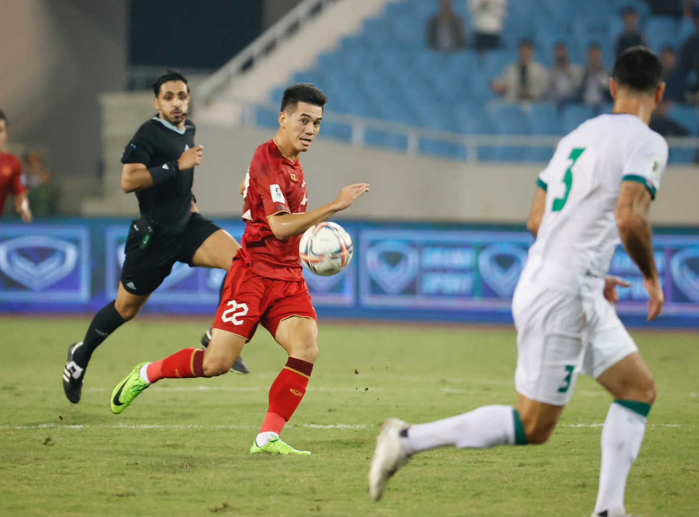 Nhưng tiền đạo của Bình Dương lại chuyền bóng quá mạnh. Ảnh: Như Ý