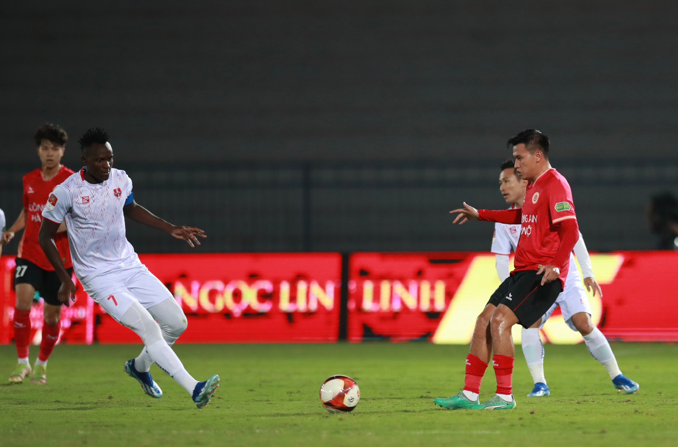 Hải Phòng đè bẹp CAHN 3-1 trong ngày HLV Gong ra mắt V-League ảnh 4
