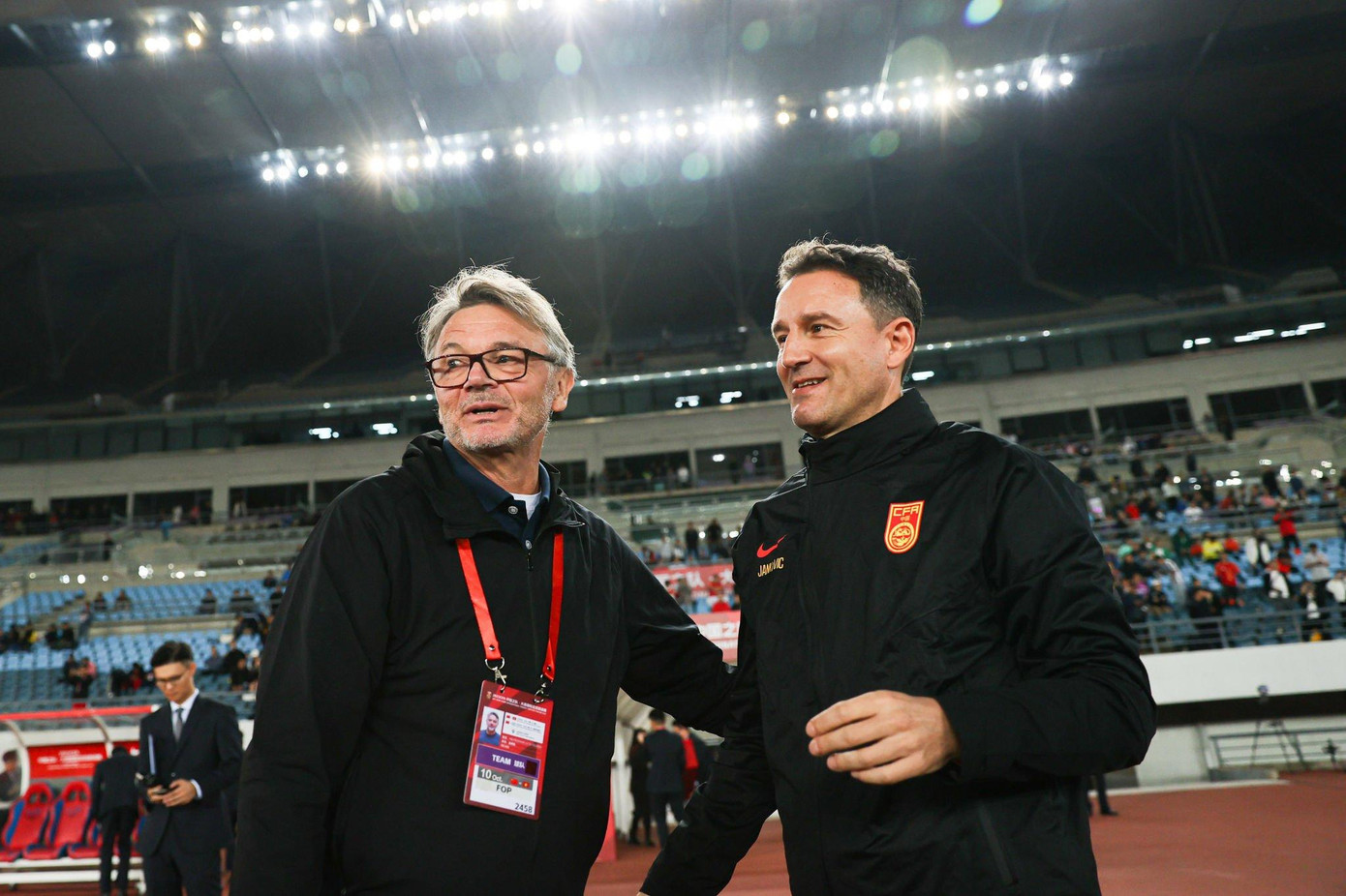 HLV Troussier và HLV Jankovic bắt tay trước trận đấu. Ảnh: Getty