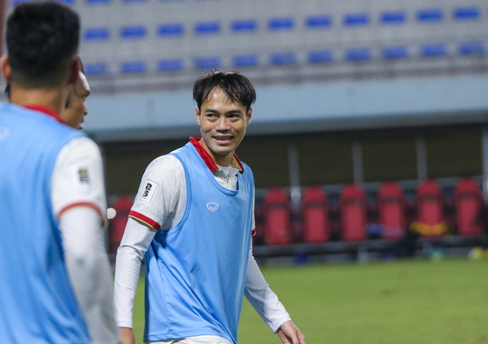 Văn Toàn tươi cười trên sân tập