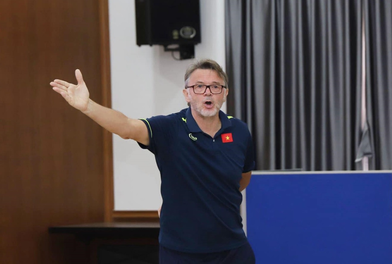 HLV Troussier nhắc nhở các học trò trước giải đấu quan trọng