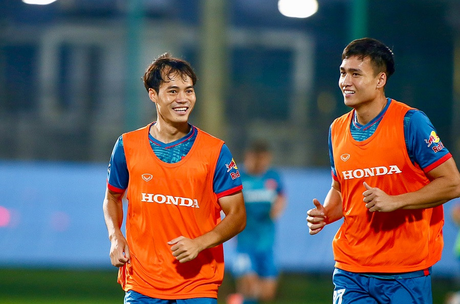 Nguyễn Văn Toàn vui vẻ trong buổi tập của tuyển Việt Nam. Ảnh: VFF