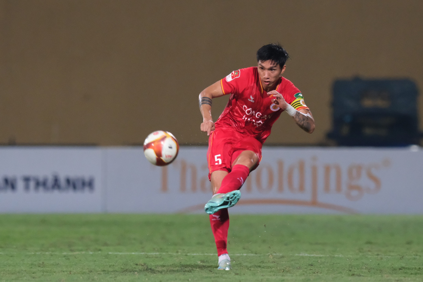 Văn Hậu đeo băng đội trưởng CAHN sau khi Tuấn Tài rời sân. Ảnh: Mạnh Thắng Văn Hậu đeo băng đội trưởng CAHN sau khi Tuấn Tài rời sân. Ảnh: Mạnh Thắng