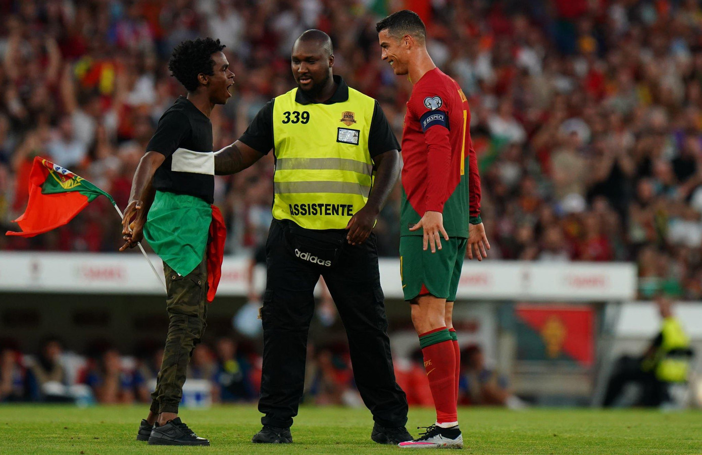 và thực hiện động tác ăn mừng trước khi bỏ chạy và thực hiện động tác ăn mừng trước khi bỏ chạy