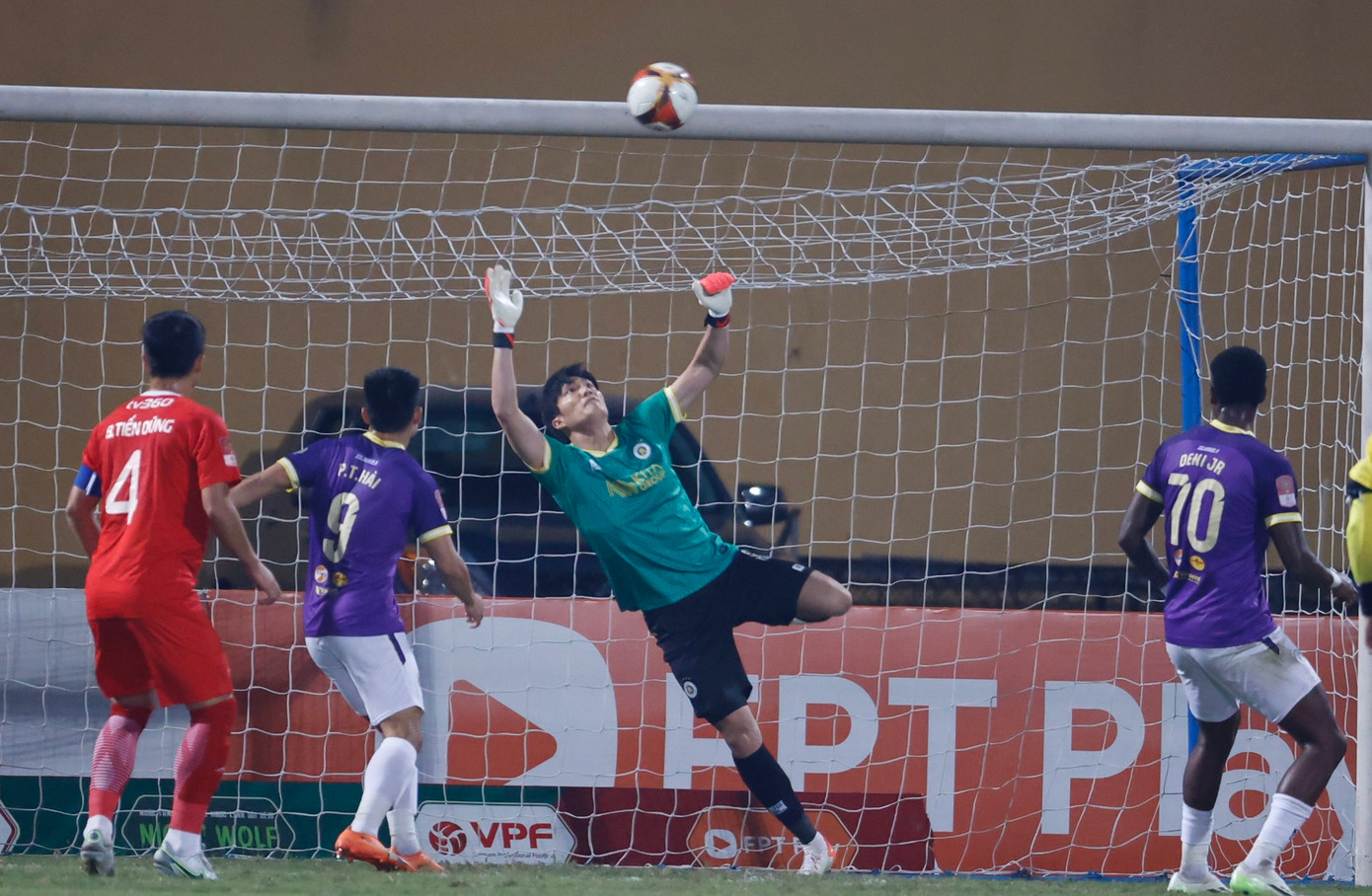 Văn Hoàng tiếp tục tỏa sáng trong màu áo Hà Nội FC. Ảnh: Như Ý Văn Hoàng tiếp tục tỏa sáng trong màu áo Hà Nội FC. Ảnh: Như Ý