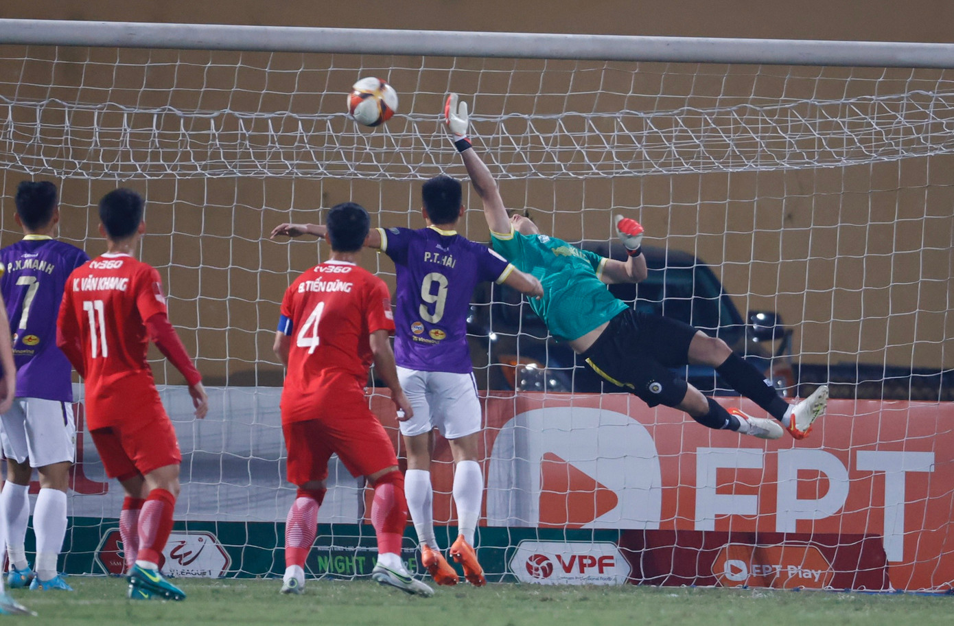 Văn Hoàng đẩy Tấn Trường lên ghế dự bị với phong độ đỉnh cao. Ảnh: Như Ý Văn Hoàng đẩy Tấn Trường lên ghế dự bị với phong độ đỉnh cao. Ảnh: Như Ý