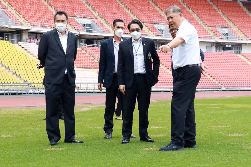 Các quan chức thể thao và bóng đá Thái Lan kiểm tra sân Rajamangala. Ảnh: Siam Sports Các quan chức thể thao và bóng đá Thái Lan kiểm tra sân Rajamangala. Ảnh: Siam Sports