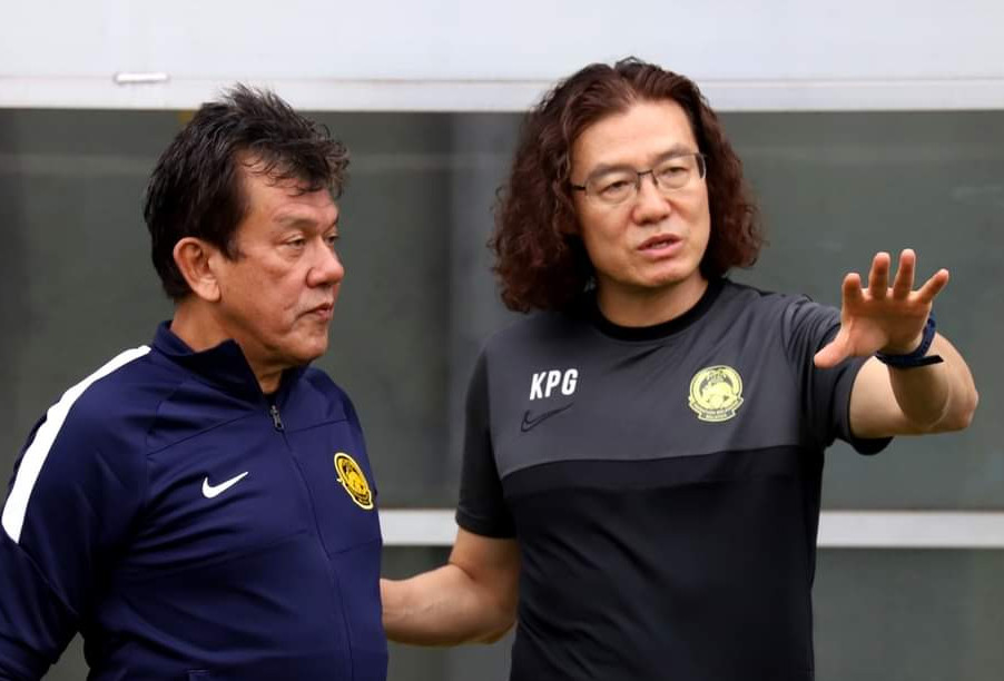 HLV Elavarasan và HLV Kim Pan-gon ở ĐTQG Malaysia. HLV Elavarasan và HLV Kim Pan-gon ở ĐTQG Malaysia.