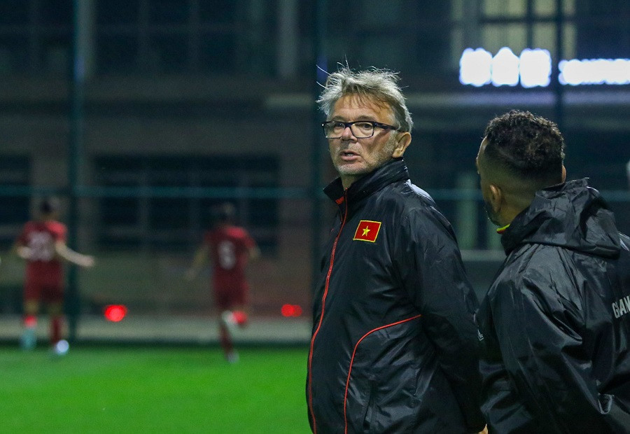 HLV Troussier hướng dẫn tuyển Việt Nam tập luyện tại Đại Liên HLV Troussier hướng dẫn tuyển Việt Nam tập luyện tại Đại Liên