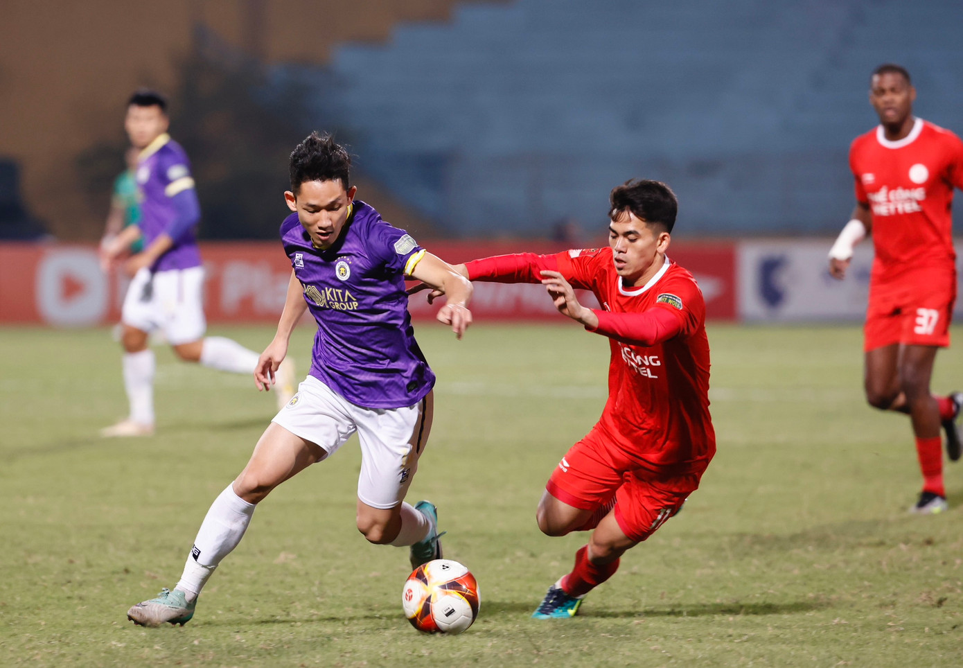 Hai Long đối đầu với Khuất Văn Khang. Ảnh: Như Ý Hai Long đối đầu với Khuất Văn Khang. Ảnh: Như Ý