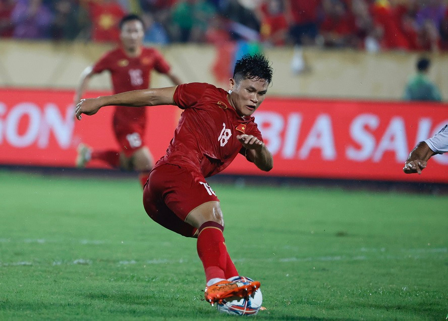 Tuấn Hải ngoặt bóng đẹp mắt nhưng không thể ghi bàn. Ảnh: Như Ý