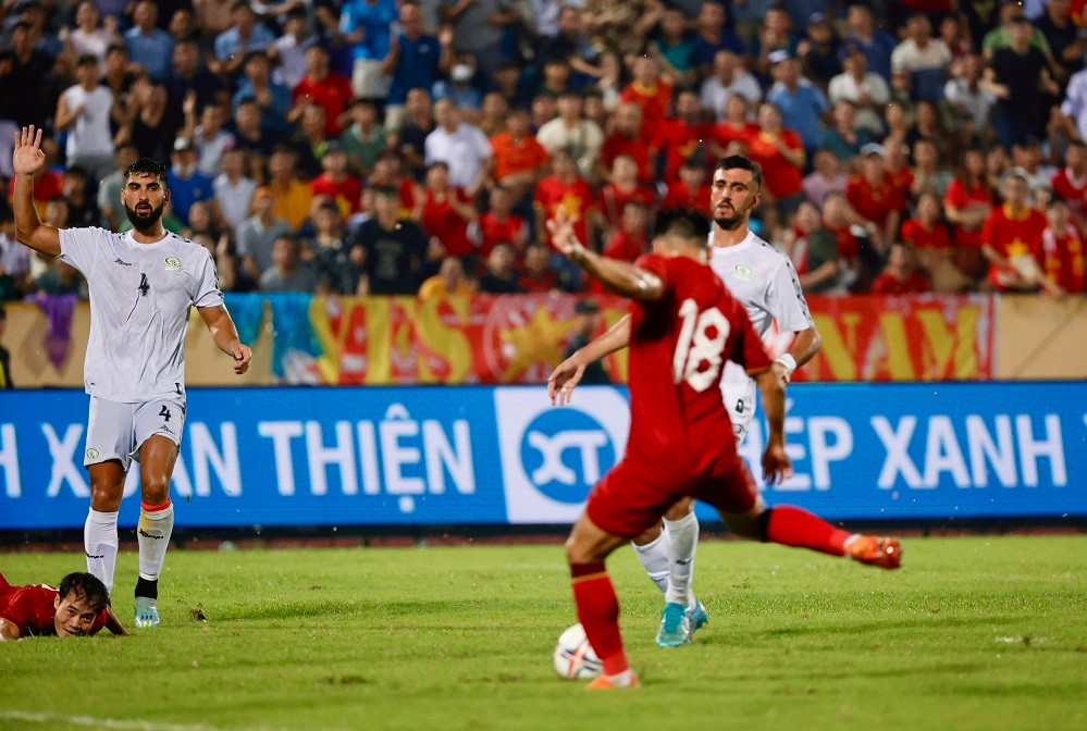 Tuấn Hải sút bóng vào lưới trống. Ảnh: Như Ý