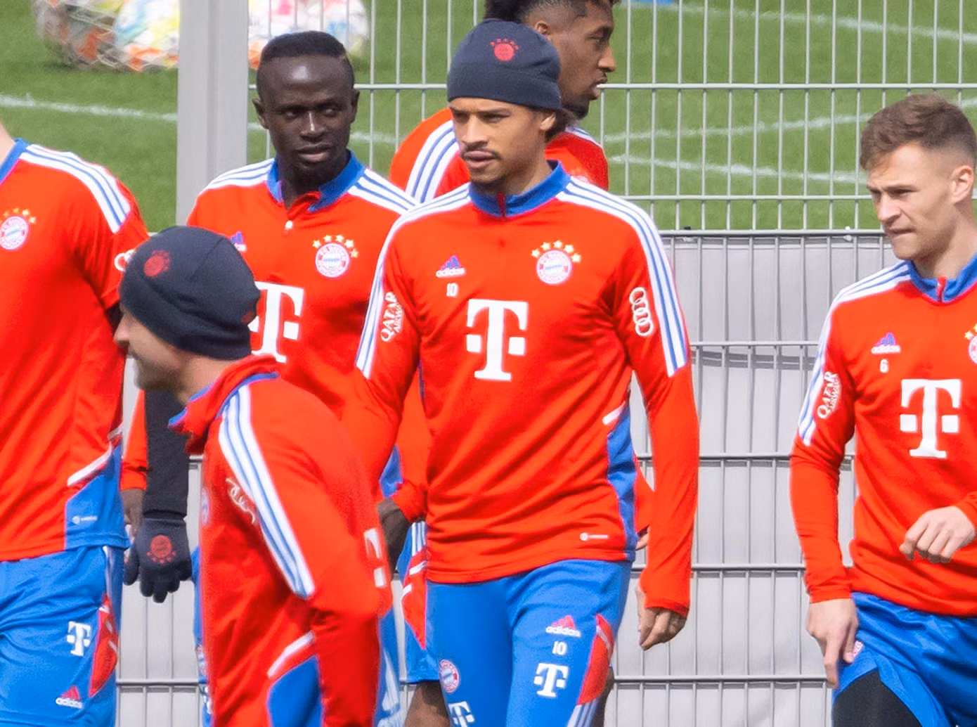 Mane và Sane đối mặt trong buổi tập mới nhất của Bayern