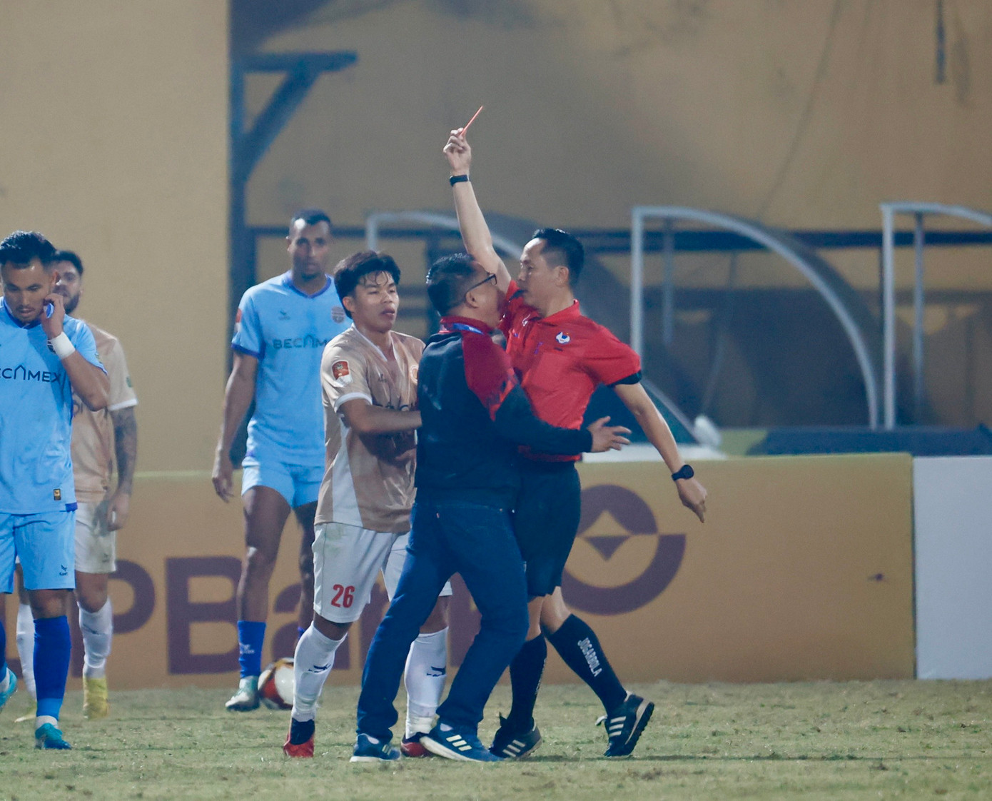 Ông Trần Tiến Đại gân cổ hét vào mặt trọng tài Viết Duẩn. Ảnh: Như Ý Ông Trần Tiến Đại gân cổ hét vào mặt trọng tài Viết Duẩn. Ảnh: Như Ý